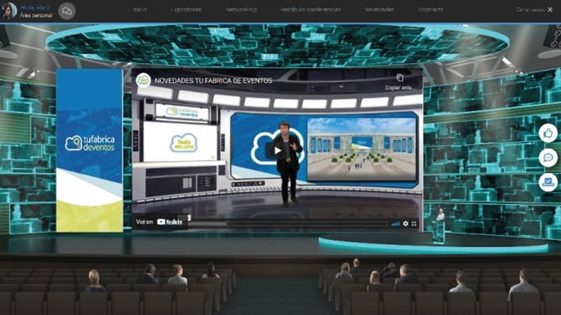 hombre en escenario con pantallas