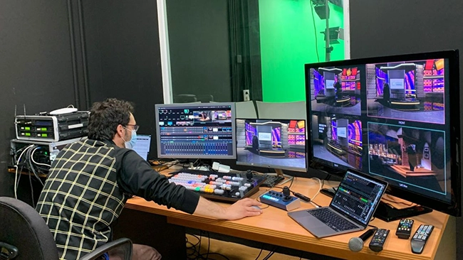 hombre en control con pantallas