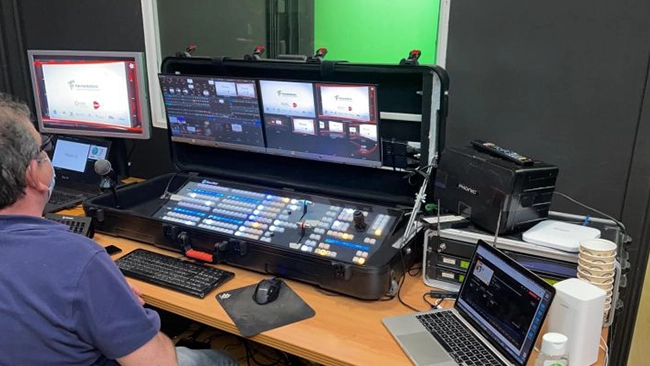 hombre en control con pantallas