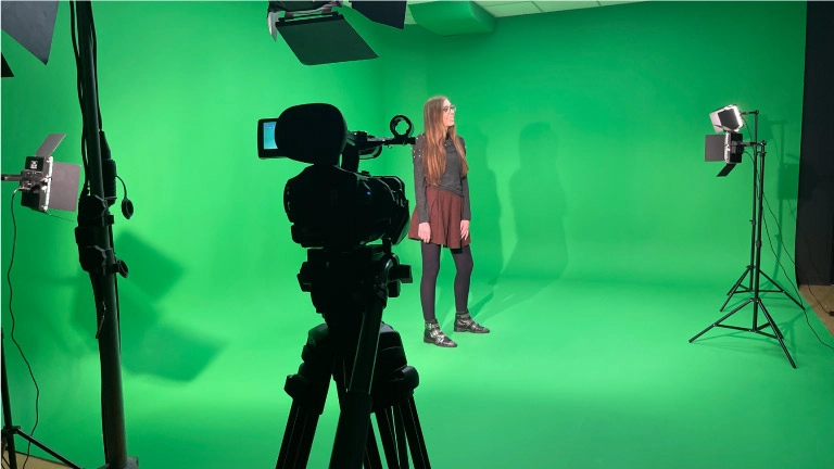 mujer en plató TV con fondo verde