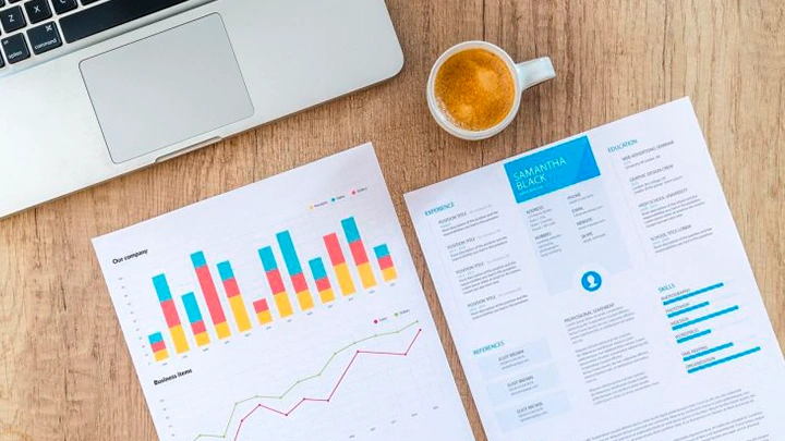 portátil, taza de café y gráficos