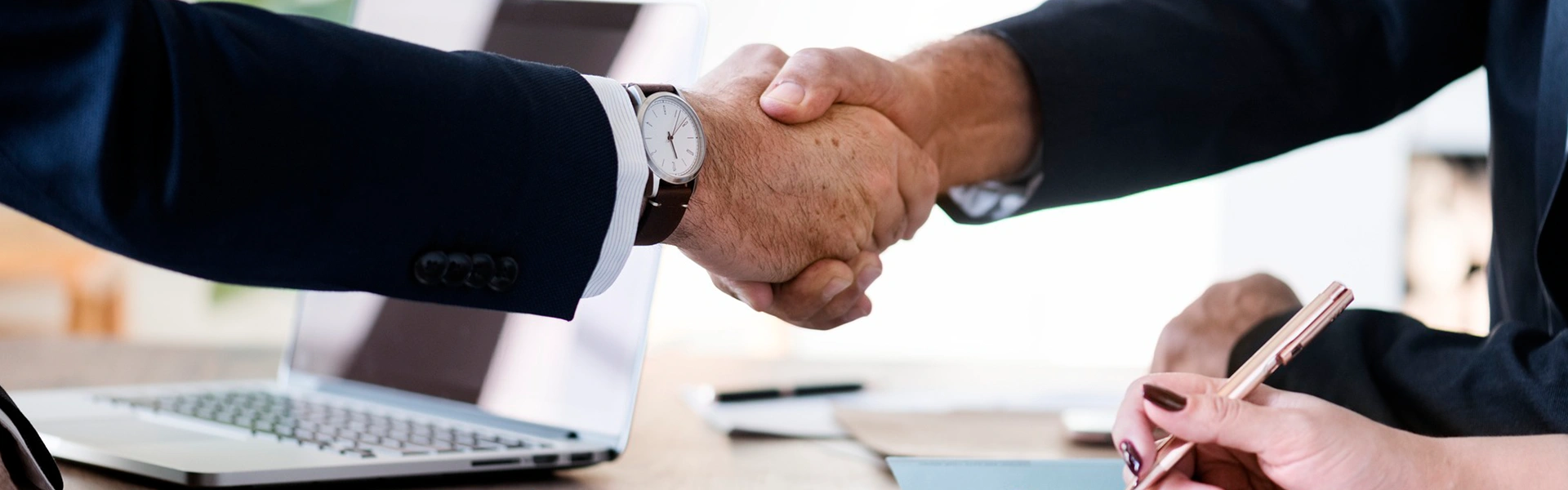 manos sujetando móviles