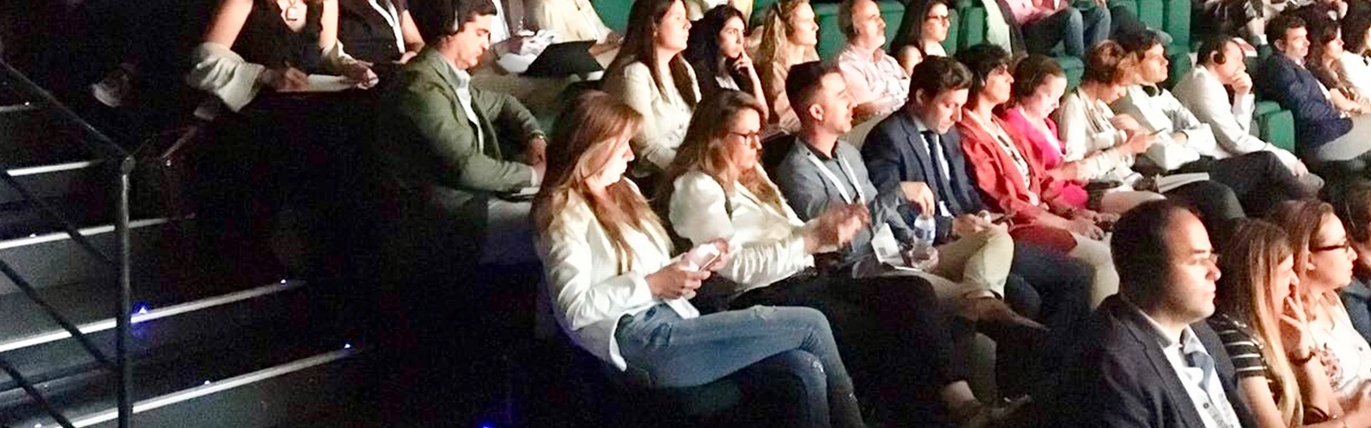 hombres y mujeres en conferencia