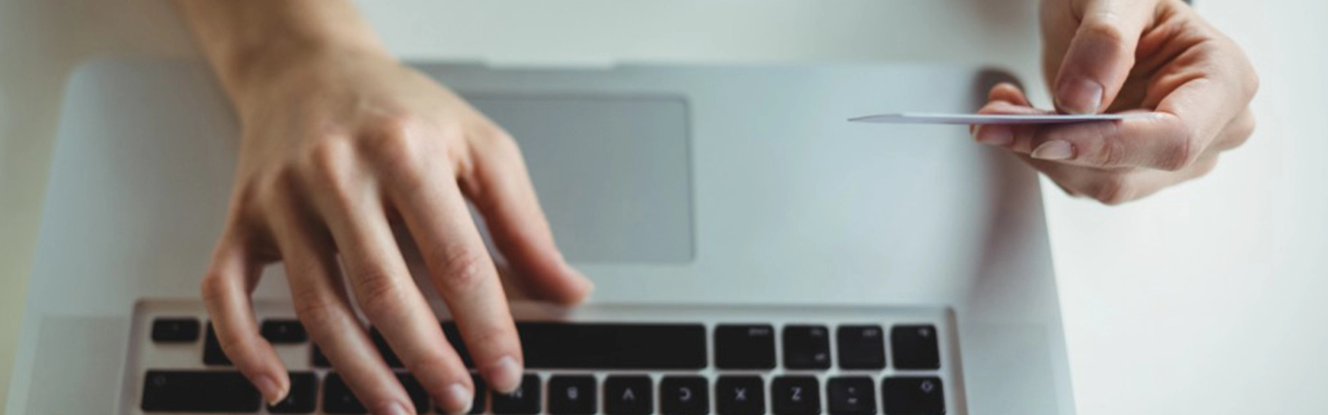 mesa con portátil y móvil