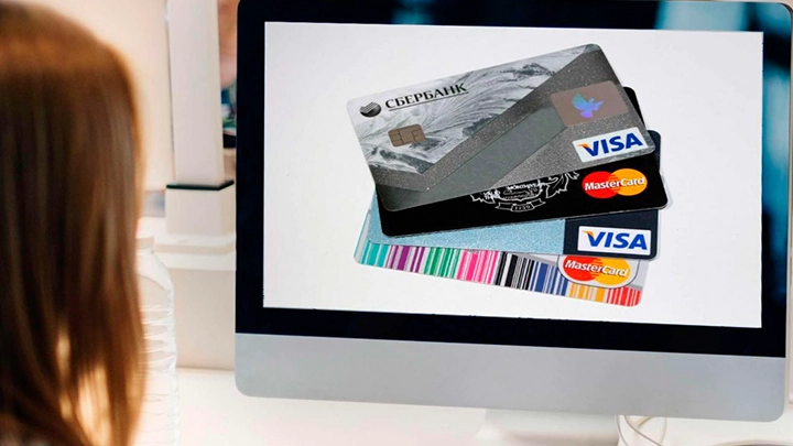 mujer mirando pantalla portátil