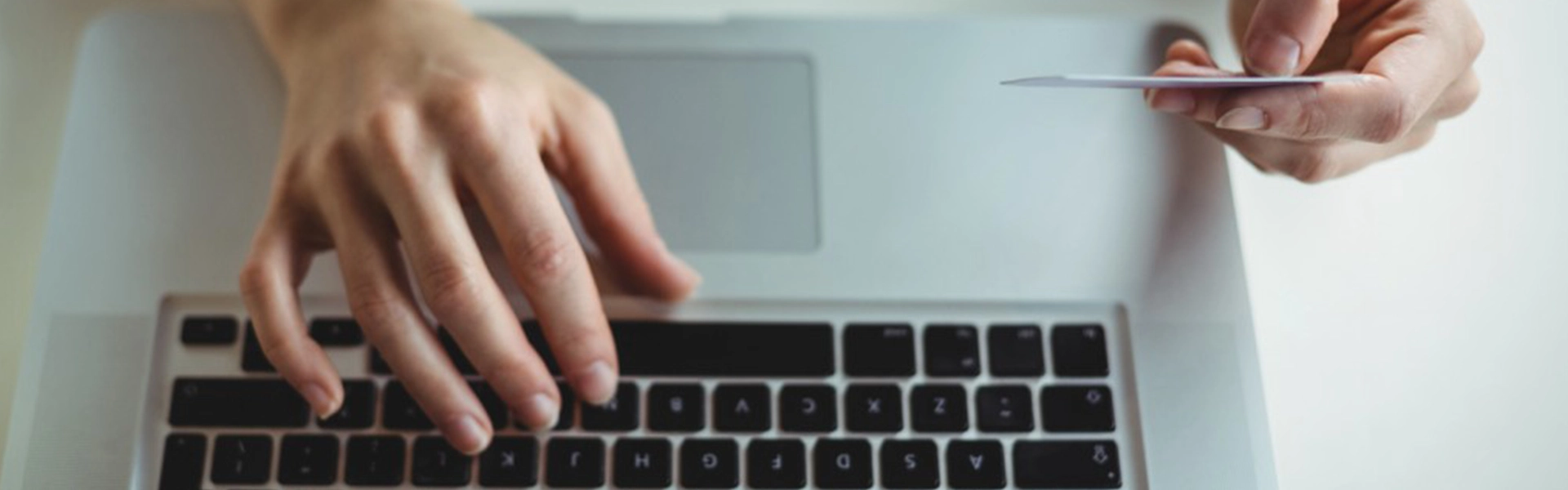manos con portátil